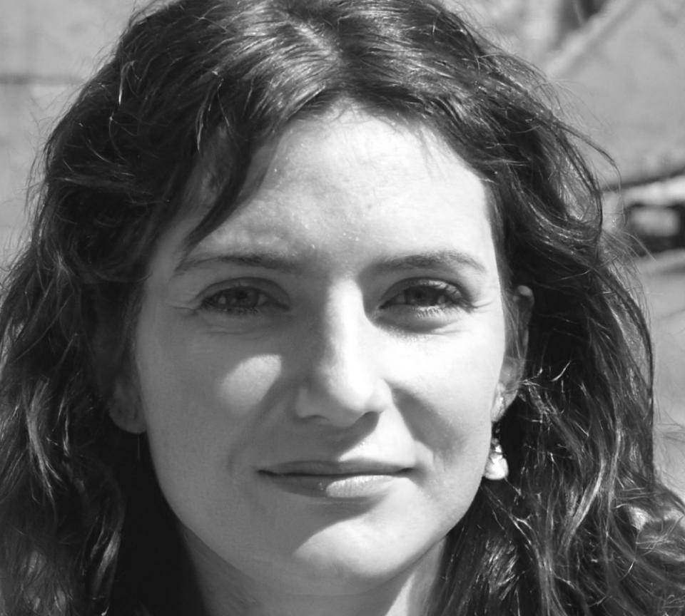 Portraitfoto einer Dozentin während einer Lehrveranstaltung